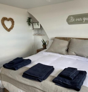 The Loft- Relaxing flat only seconds from the beach.